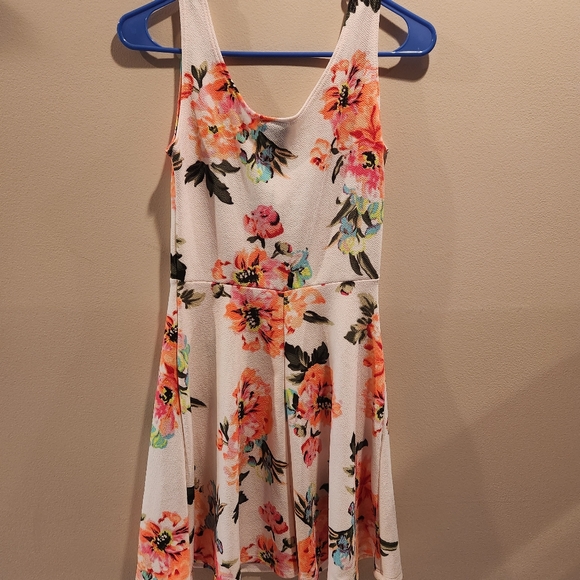 Pretty floral dress by Rue 21 - Picture 4 of 4